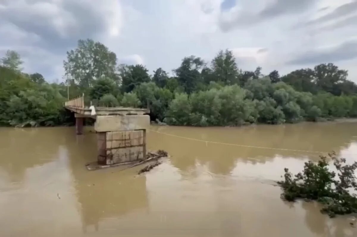    Несколько групп туристов эвакуировали в Горячем Ключе из-за обрушения моста