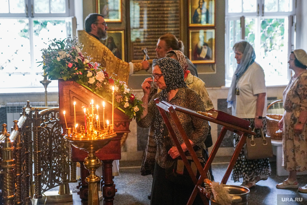 5 августа православные идут в храм, дабы почтить память иконы. Фото: Немышев Вячеслав © URA.RU