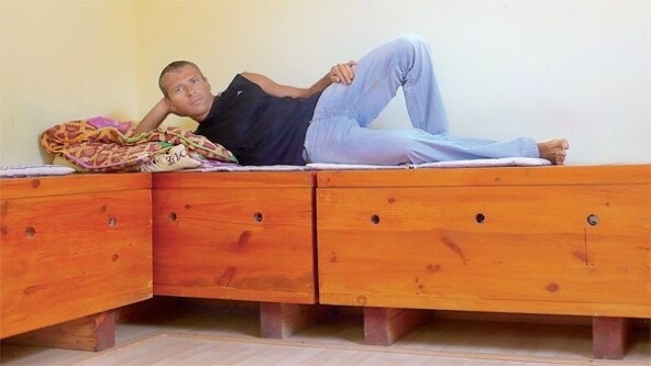 На пчелином улье лежит адепт апитерапии