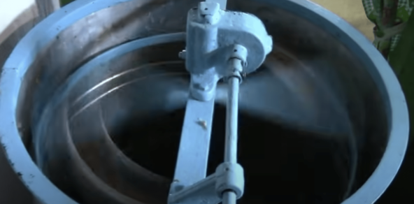 Сидишь, крутишь медогонку (50 000 ₽). Внутрь медогонки помещаются рамки, они вращаются, и под действием центробежной силы мед по стенкам стекает на дно медогонки.