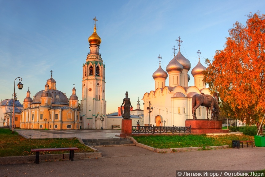 Вологда. Кремлёвская площадь. Панорамный вид на памятник К.Н. Батюшкову и Софийский собор (2015 год)