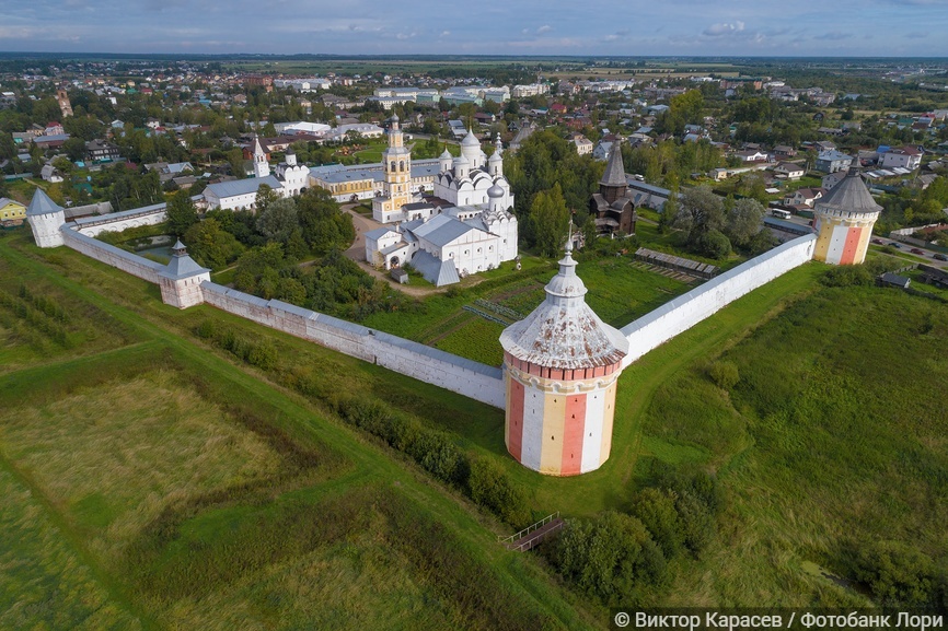 Вид с высоты на старинный Спасо-Прилуцкий Димитриев монастырь августовским днем. Вологда, Россия (2021 год)