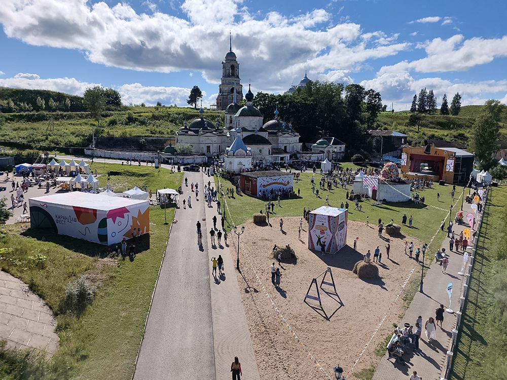 Старицкое Зарядье со стороны моста