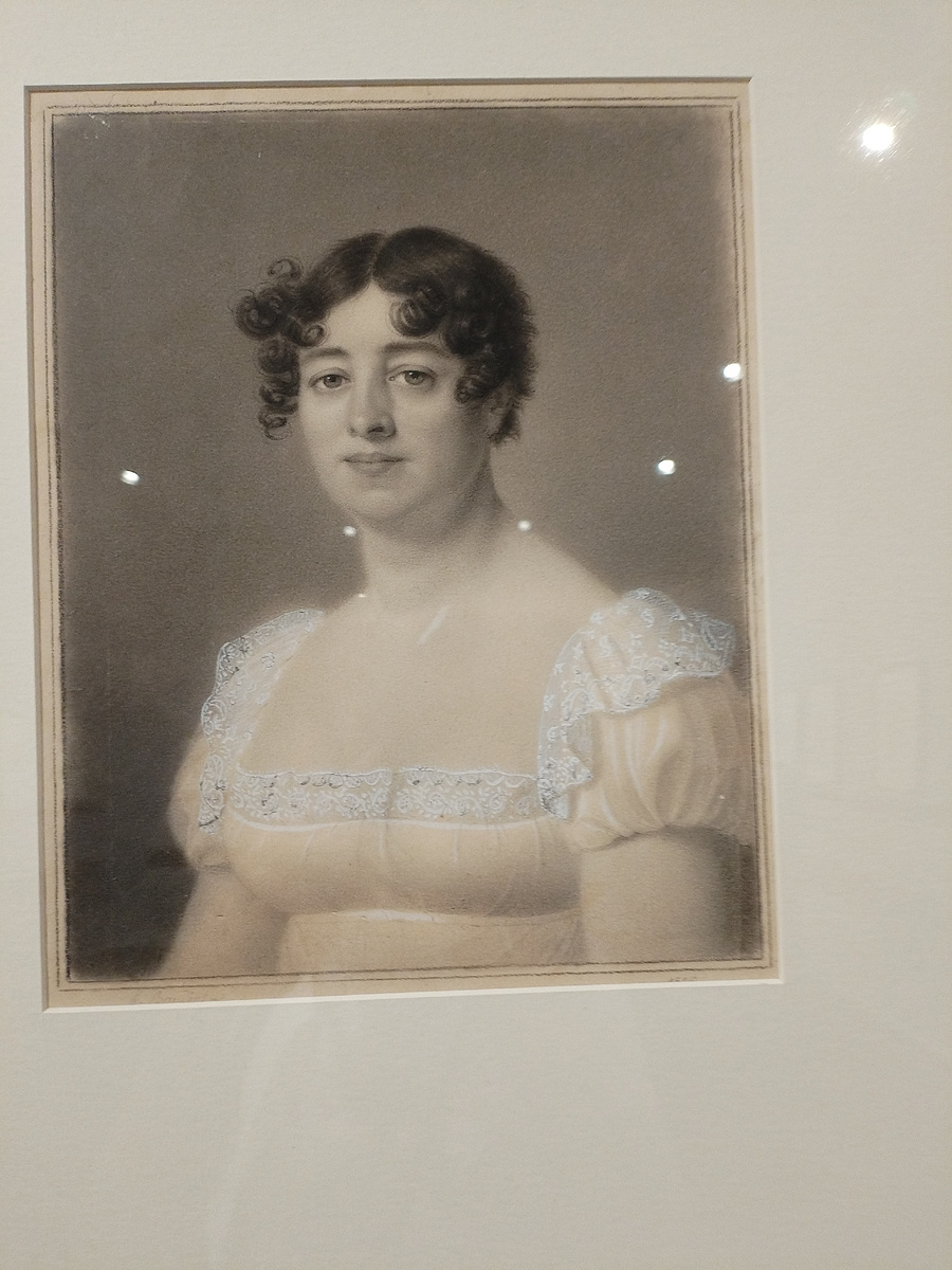 Чудесный портрет, объёмный, пластичный, психологичный, а ведь это карандаш и чуть-чуть акварели