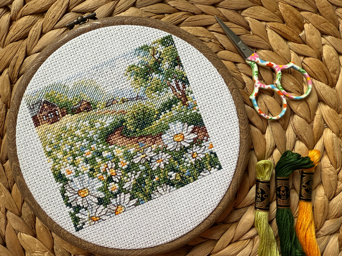 Вышитый сюжет с ромашками