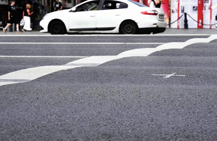 Колея на Невском проспекте уже видна невооруженным глазом./ФОТО Марии ШЕРИХ