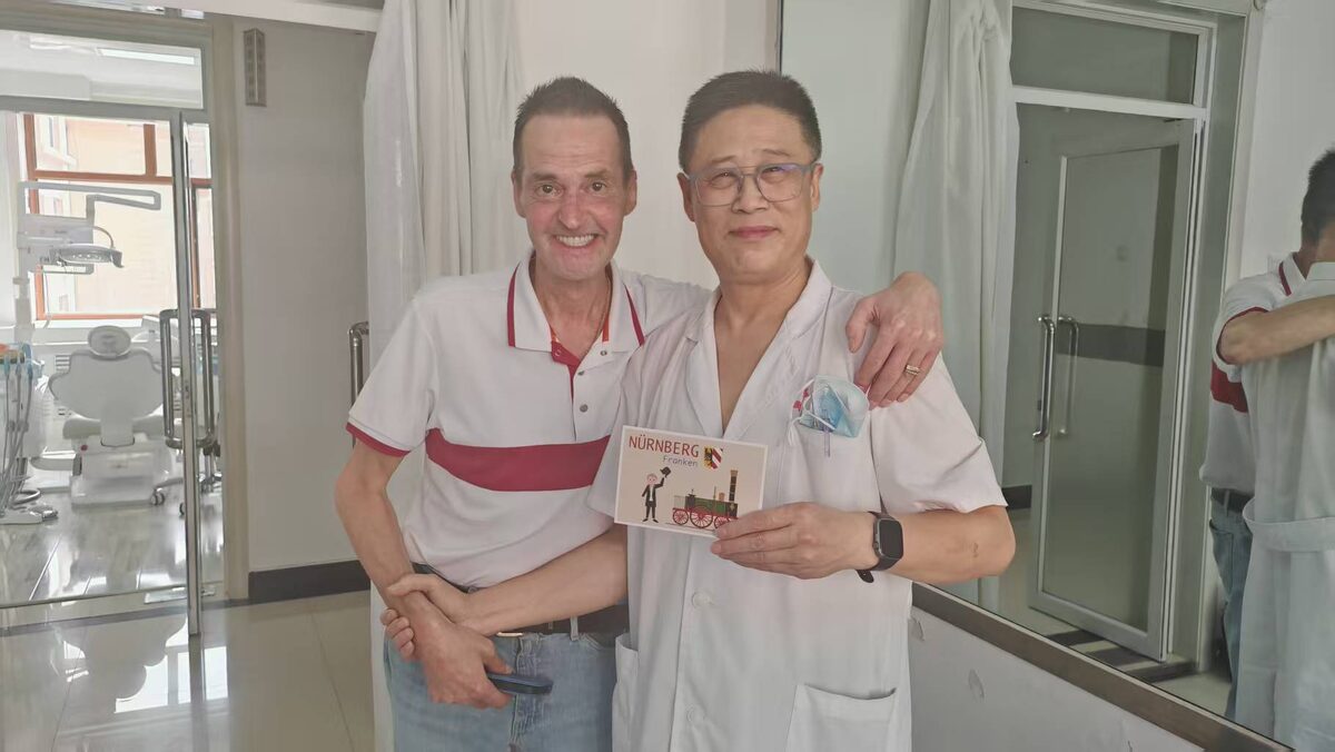 Томас отсался очень доволен работой заведующего отделением ортопедии, профессора Ли Чжу Ён, а также медицинским составом нашего учреждения, и подарил памятные подарки. Спасибо за доверие! 