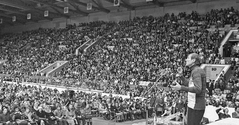 Выступает Евгений Евтушенко