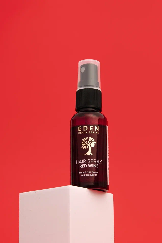 Внутри этого флакончика с дозатором находится настоящая бьюти-бомба. Формула спрея обволакивает каждый волосок, не позволяя влаге испаряться, и защищает от воздействия высоких температур. Откроем небольшой секрет: этот спрей входит в десятку самых продаваемых баночек нашего бренда. Это именно тот случай, когда любовь к бренду EDEN может случиться с первого нажатия на дозатор. И, поверьте, она будет взаимной.
