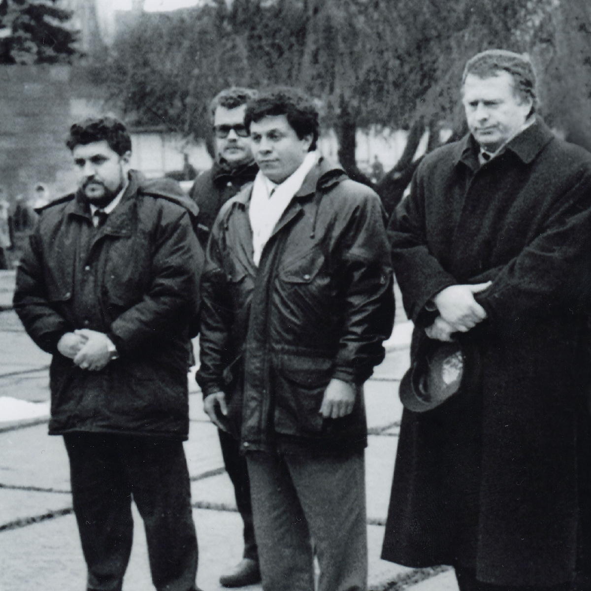 Фото автора статья. Я по середине. Справа сами знаете кто.