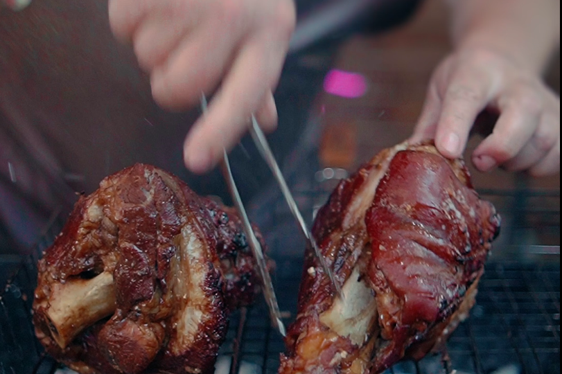 #ЧШБ Ароматное и сочное вепревое колено (рулька) на мангале.