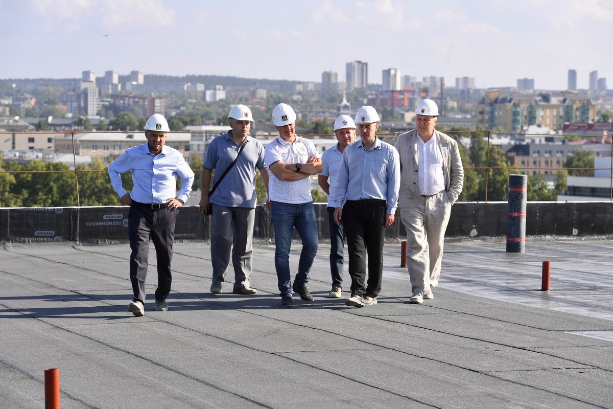    Артур Парфенчиков проверяет ход строительства хирургического корпуса в Петрозаводске. Фото: «Республика»/Оксана Кудряшова