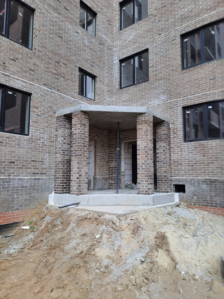 На картинке изображен вход в подъезд (залита 300мм плита для основания и 180мм плита перекрытия)