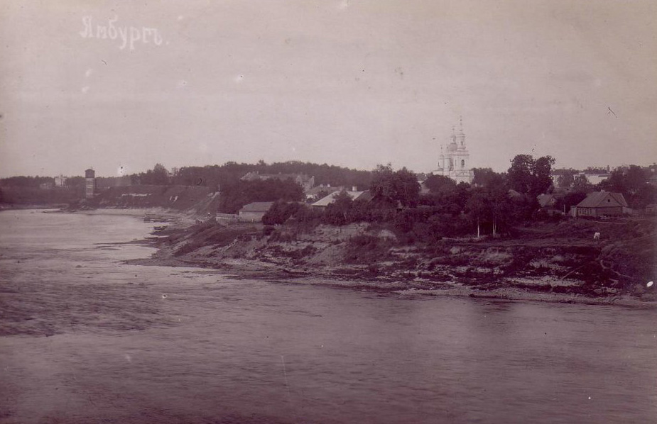 Вид на правый берег реки Луги в Ямбурге. Фото: PastVu
