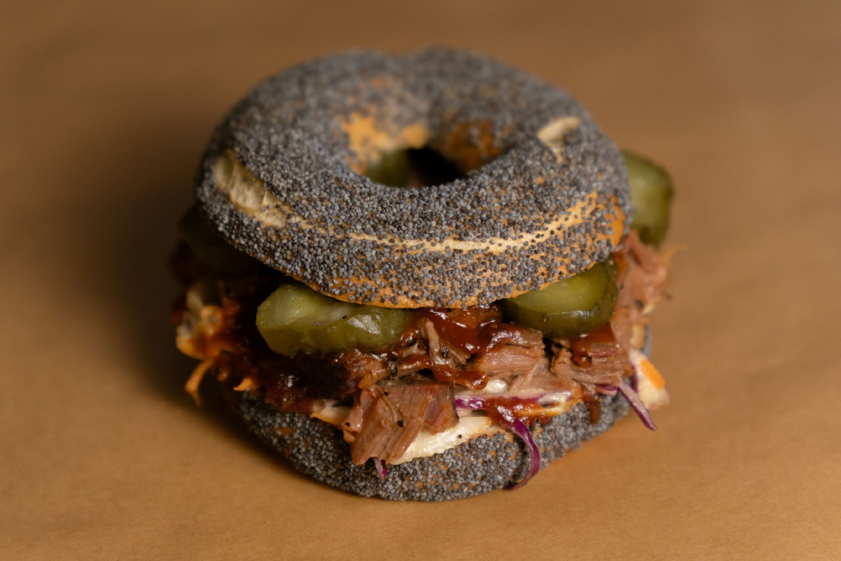 Бейгл с брискетом и огурцами в бурбоне