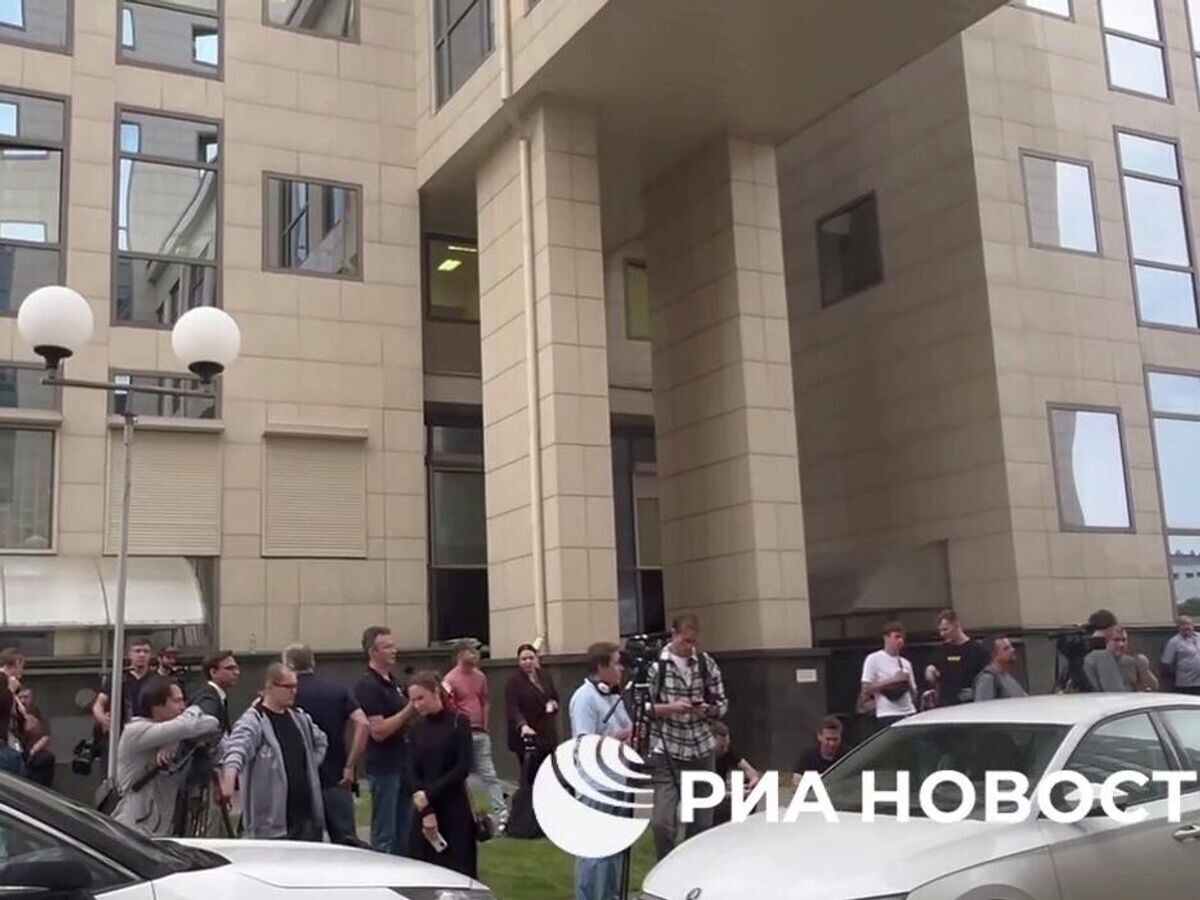    Журналисты собрались у здания Мосгорсуда в ожидании начала рассмотрения по существу дела о теракте в "Крокусе"© РИА Новости