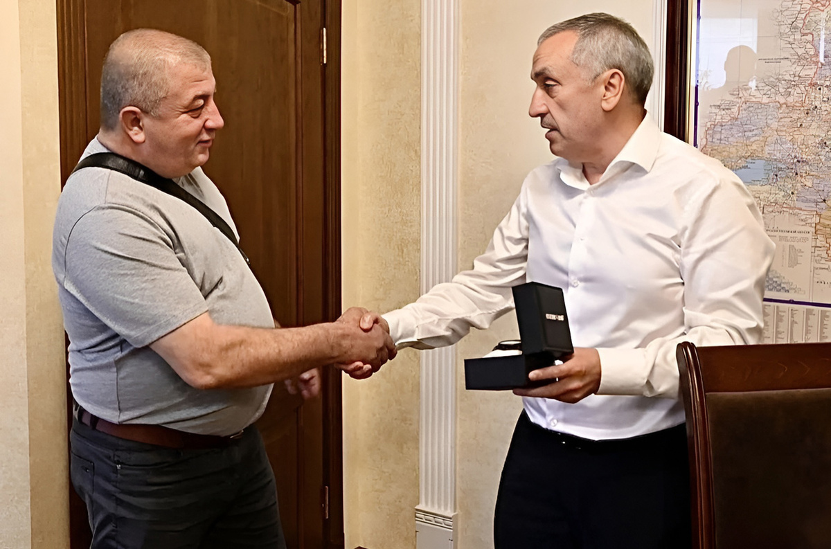 Шамсудин Койчев вручил благодарственное письмо Мурату Харцызову