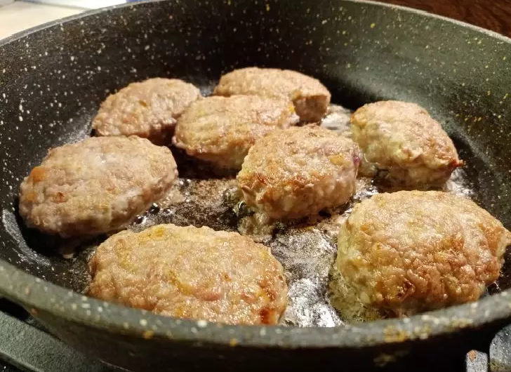 Почему фарш получается сухим? 3 главные ошибки при приготовлении котлет