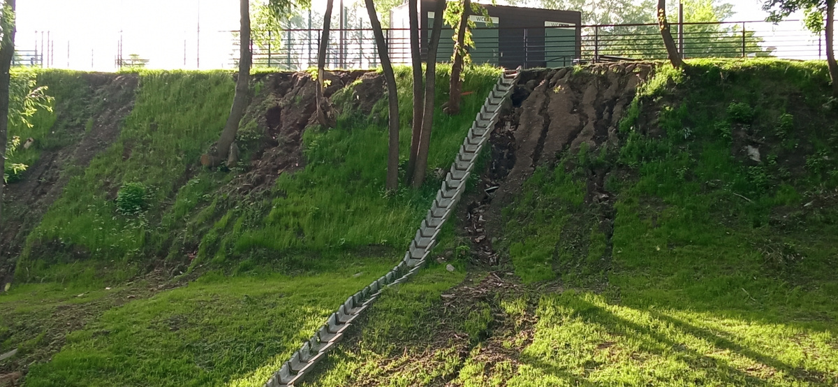 Промоины на склонах оврага. Так было ещё год назад.