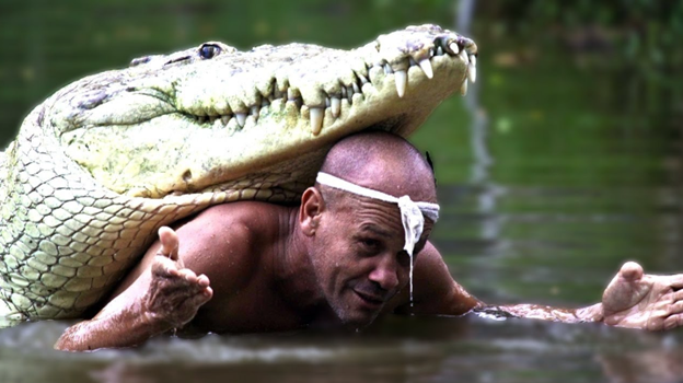 Рыбак нашёл умирающего крокодила, спас и отпустил. А тот вернулся и стал жить с человеком