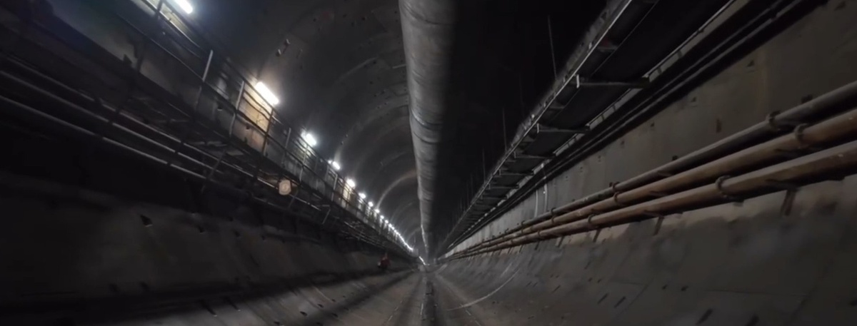    Новый тоннель, проложенный в сторону перспективных станций "Богатырская" и "Каменка" на Невско-Василеостровской (зелёной) линии метро в Петербурге, август 2025 года. Снимок с видео, максимально возможное качество. Автор фото: Пресс-служба АО "МССС"