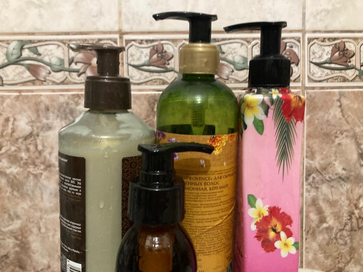 Вопросы есть? И шампунь тут только один, и совсем внутри не то, что тут когда-то было. Там уже перелитая "Лукерья". Остальное молочко для тела, кожа после бассейна сохнет потому что. 