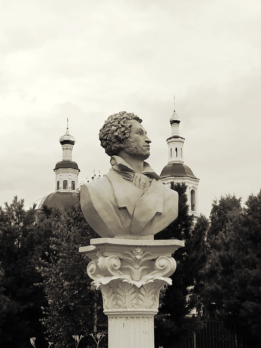 Фото автора, сквер Пушкина