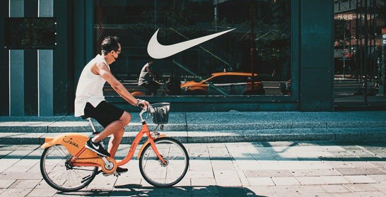 Nike планирует снизить производство в КНР, чтобы избежать убытков от повышенных импортных пошлин, введенных президентом США Дональдом Трампом. Об этом говорится в пресс-релизе компании.