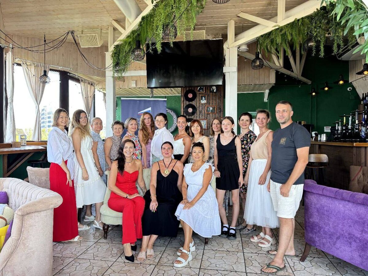 30 июля при поддержке женского клуба «СИЛА ЖЕНЩИНЫ» и сообщества предпринимателей «ОПОРА РОССИИ» для всех желающих состоялся мастер-класс Юлии Половинкиной — эксперта по архетипированию и личному бренду. 

Организатором мероприятия выступил Kомитет по наставничеству ККО “ОПОРА РОССИИ” совместно с местным отделением “ОПОРА РОССИИ” АНАПА.

📣 Тема встречи — «Актуальные бизнес-роли, или Как с помощью архетипирования найти свой имидж предпринимателю» — вызвала большой интерес среди участников, ведь правильный образ напрямую влияет на доверие клиентов и успешность продаж. В мероприятии приняли активное участие Евгения Туценко и Денис Турченков.