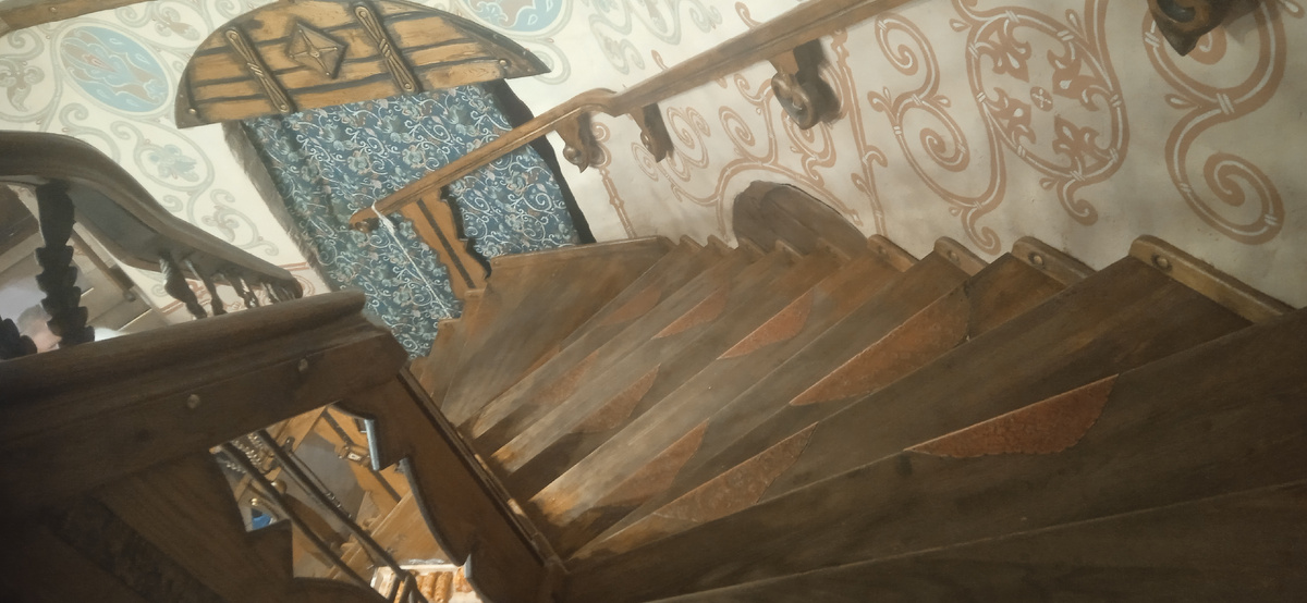 Лестница в Провиантской башне, ведущая на галерею. Фото автора.