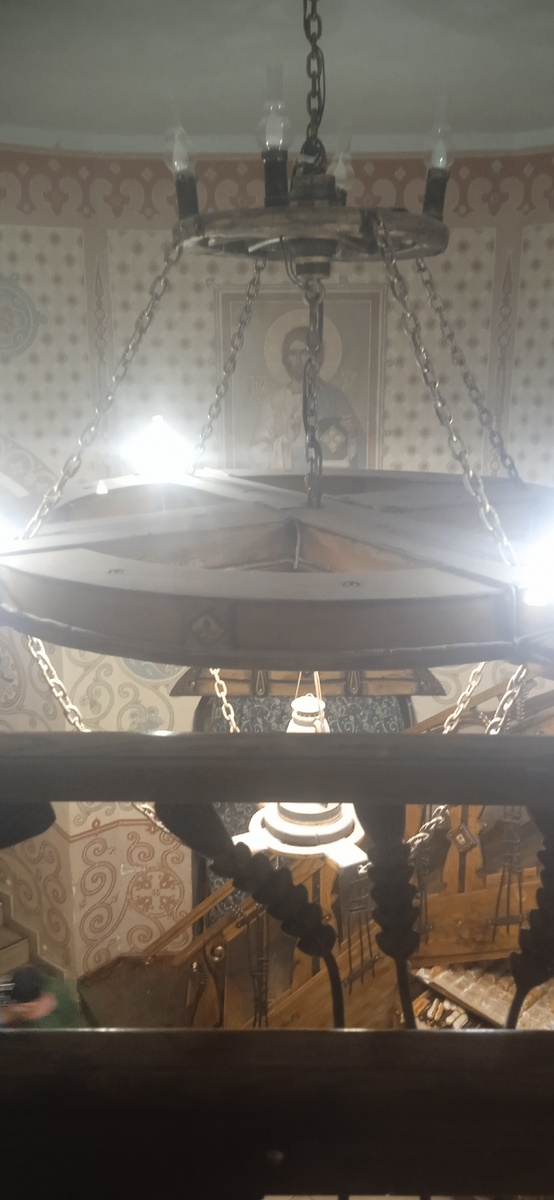 Люстра Провиантской башни и образ Спасителя. Фото автора.