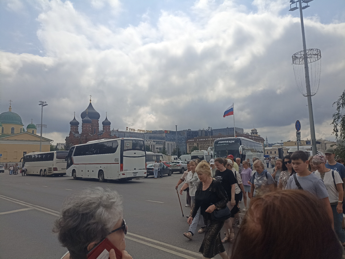 Переход от площади Ленина к Кремлю. Обратите внимание на толпу людей и автобусы