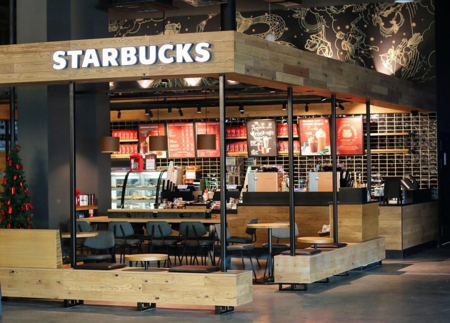 Потенциальная продажа китайского бизнеса Starbucks за $10 млрд может предоставить компании финансовые возможности для ускорения стратегии восстановления, заявили аналитики Bernstein.