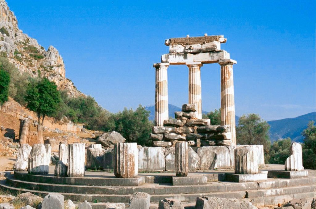 Три внешних дорических колонны с частью архитрава храма Афины Пронайи. Реконструкция французских археологов 1938 года.