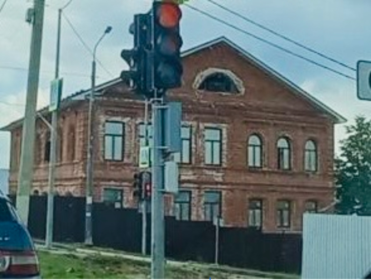 Здание Лаишевской женской прогимназии до реставрации. Фото автора.