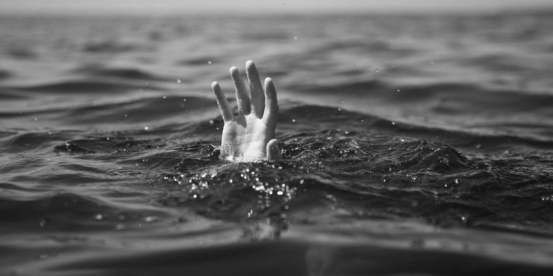 Мужчина утонул, спасая упавшего с катамарана сына, в Усть-Илимске