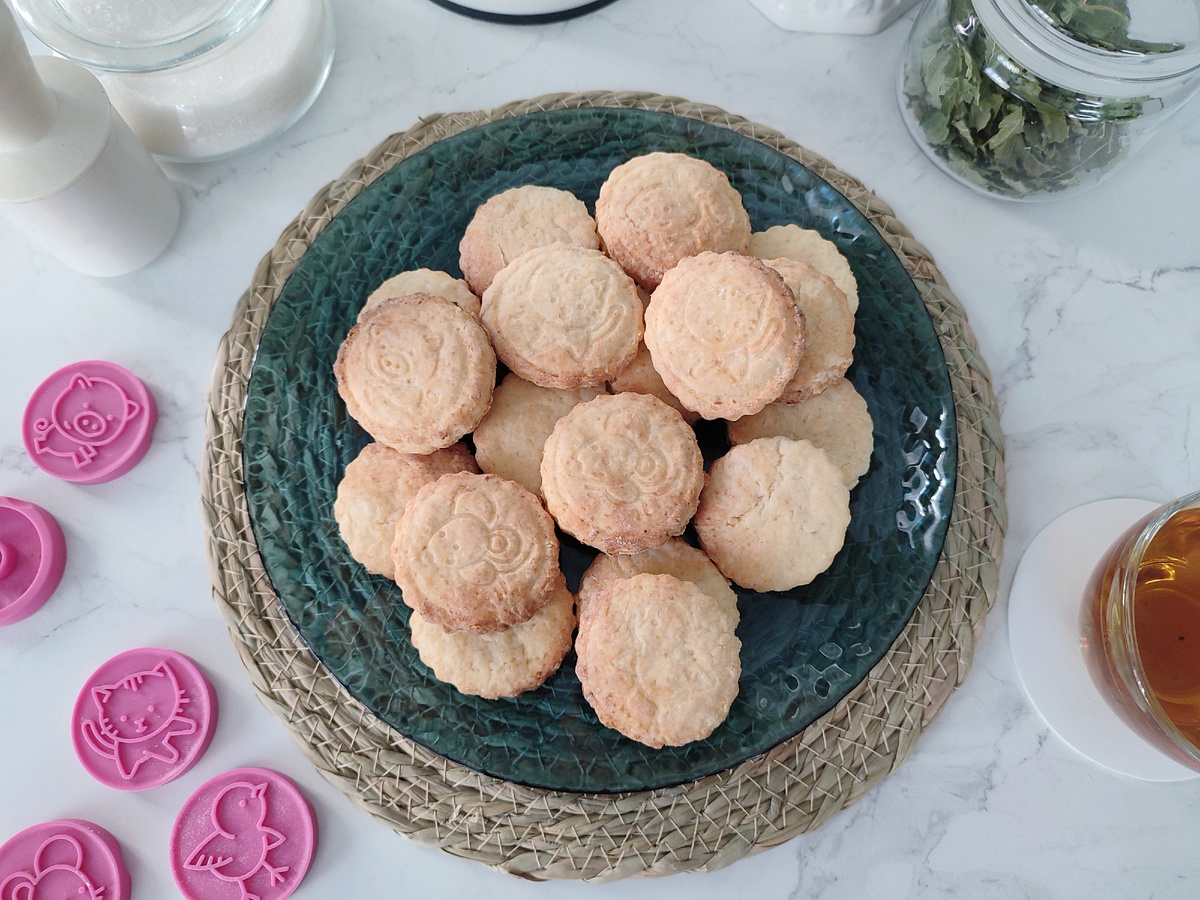 Когда только-только из печи то печенье снаружи хрустящее, а внутри мягкое. На следующий день становится просто мягким. Мне нравятся оба варианта.