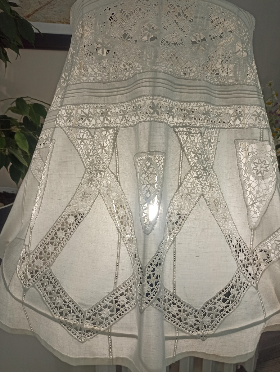 Кружевной абажур я сшила из старинного пододеяльника. Фотографии в статье принадлежат Марии Суровой.