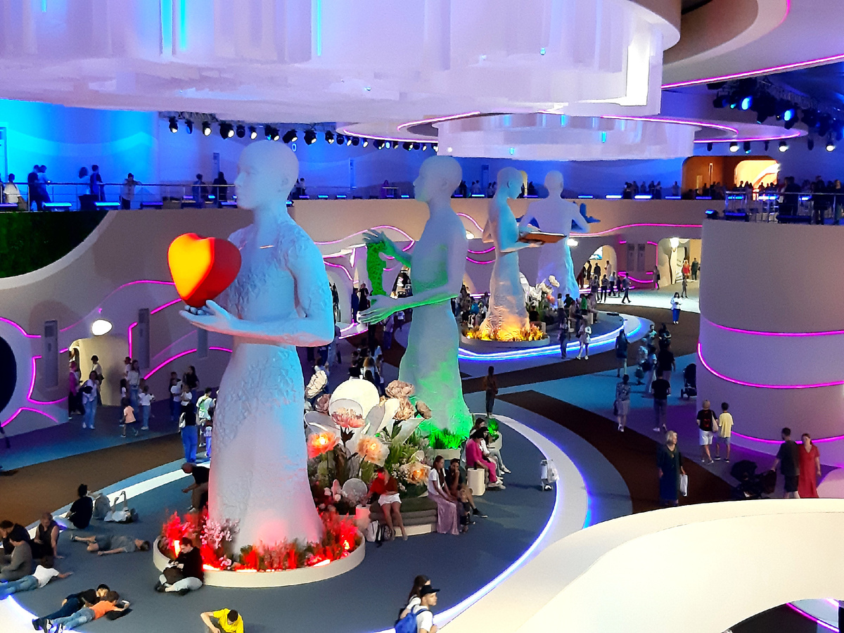 Лето 2025 в Москве. Москва 2030. Территория будущего. Гостиный Двор - выставка «Бесконечное развитие с вечными ценностями». 