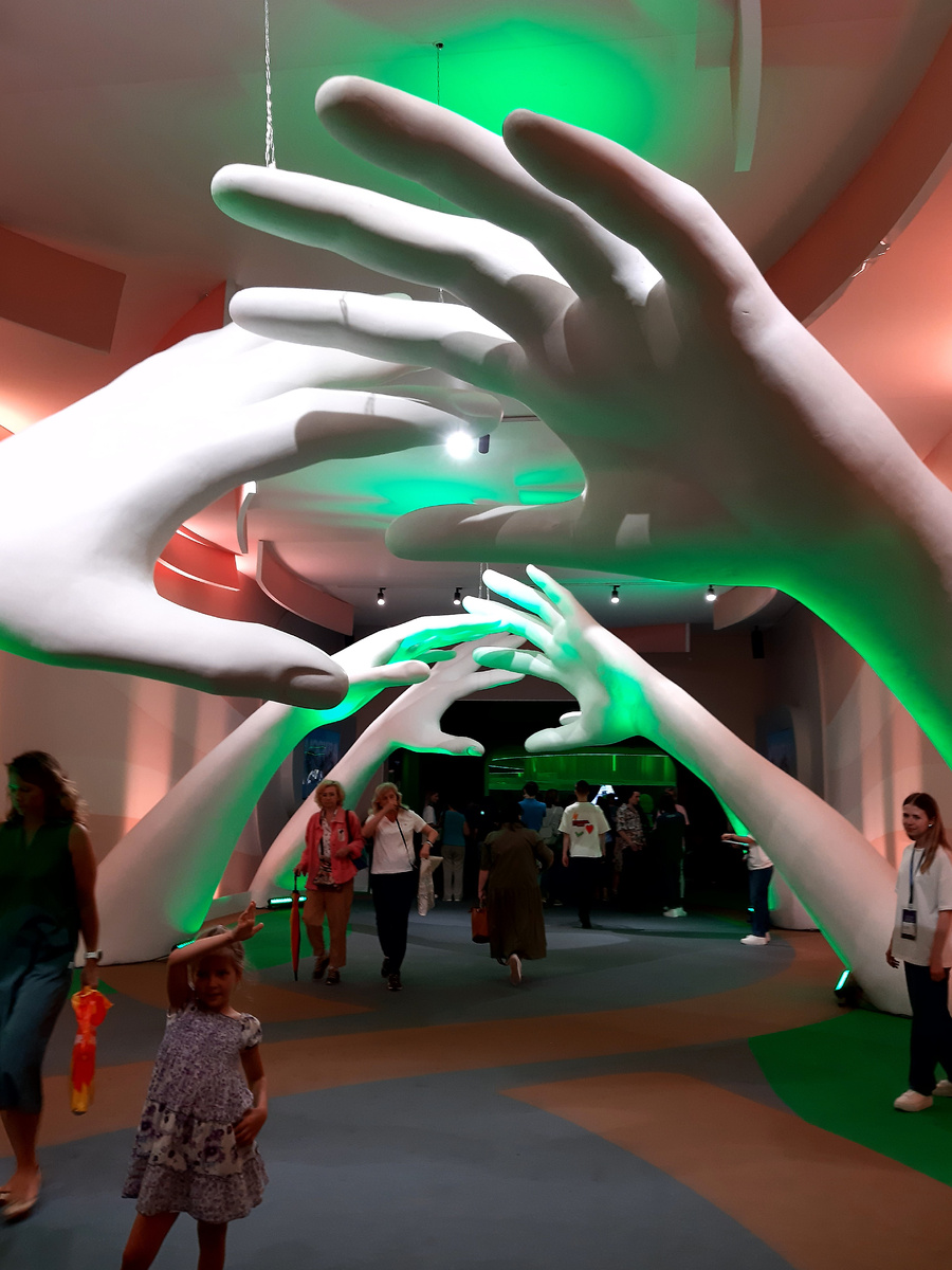 Лето 2025 в Москве. Москва 2030. Территория будущего. Гостиный Двор - выставка «Бесконечное развитие с вечными ценностями». 