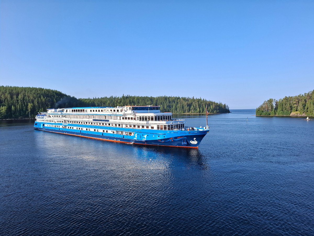 Теплоход швартуется в Большой Никоновской бухте