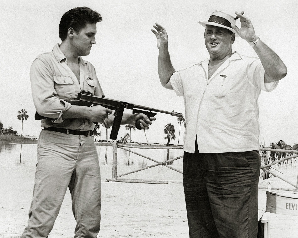 «Я люблю тебя как отца»... Пресли и Паркер на съемках фильма «Следуй мечте» в 1962 году. Фотография: THA/Shutterstock