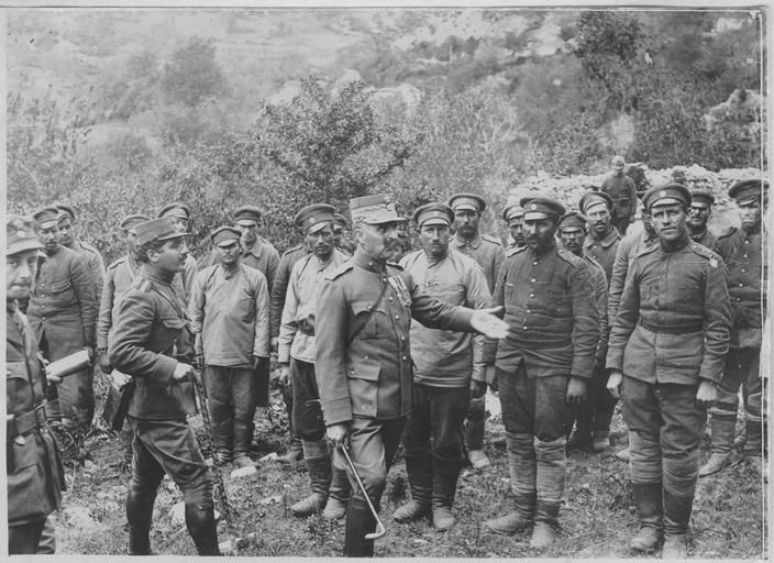 Бравые болгарские пехотинцы на Румынском фронте складывают оружие по условиям капитуляции перед расфранченными румынскими офицерами, 1918. "Эти что, нас тоже победили?"