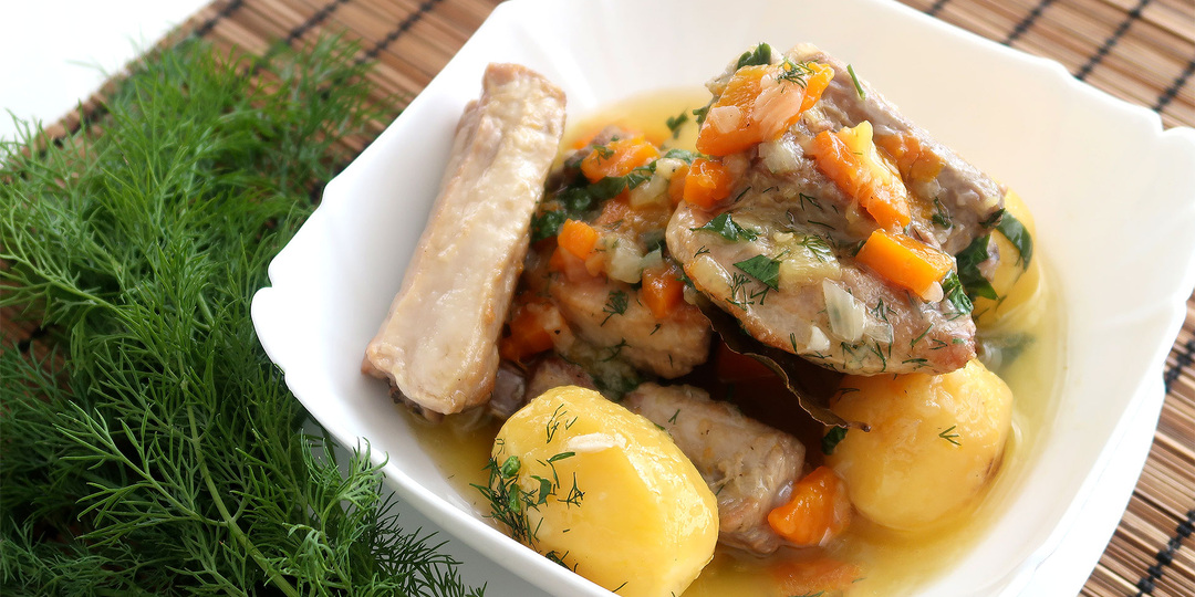 Свиные ребрышки, тушеные с овощами