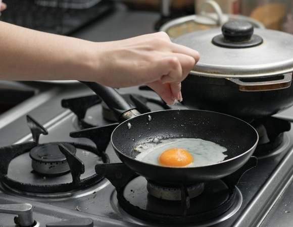 Яичница больше не прилипнет: роковая ошибка с разогревом сковороды, которую многие совершают по незнанию