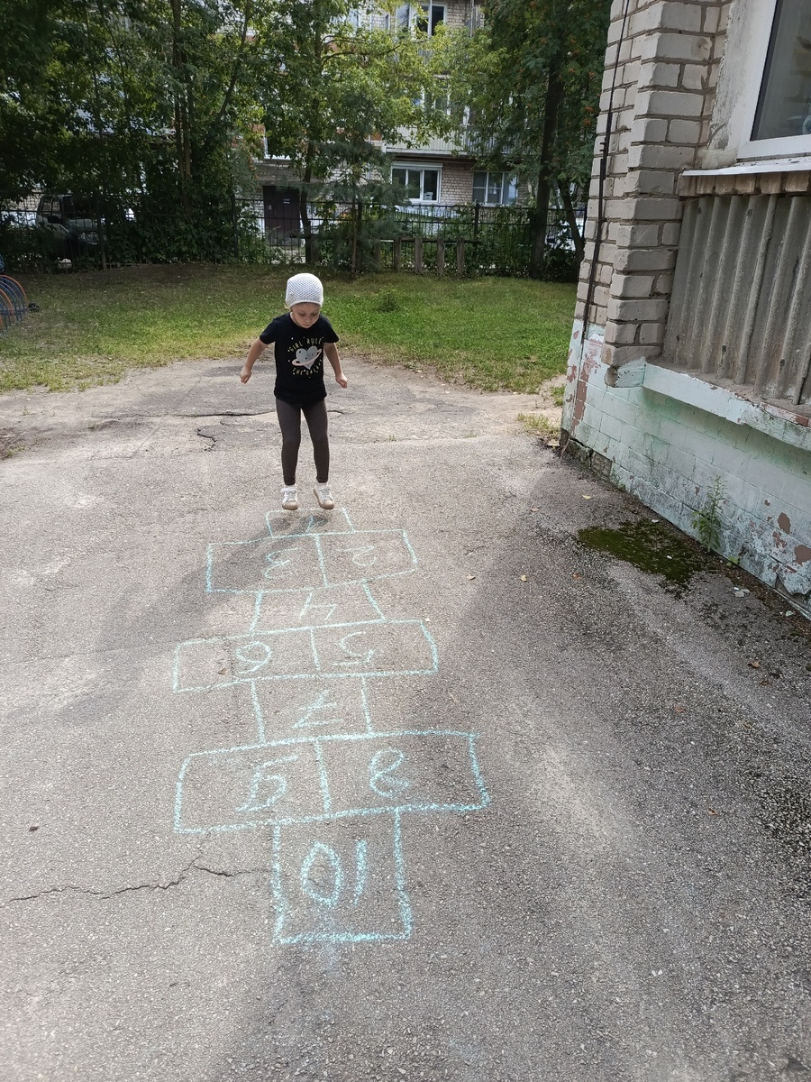 В садике по классикам скачет