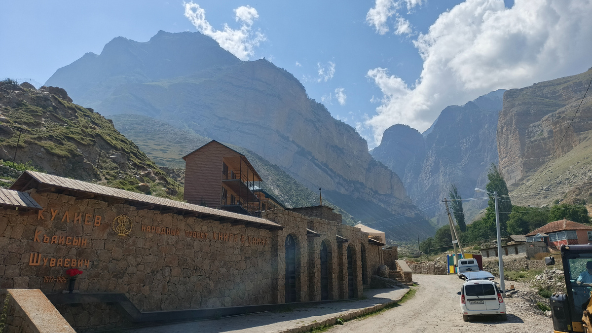 Мемориальный комплекс «Сто шагов к Кайсыну» в Эльтюбю. Июль 2025. Фото автора.
