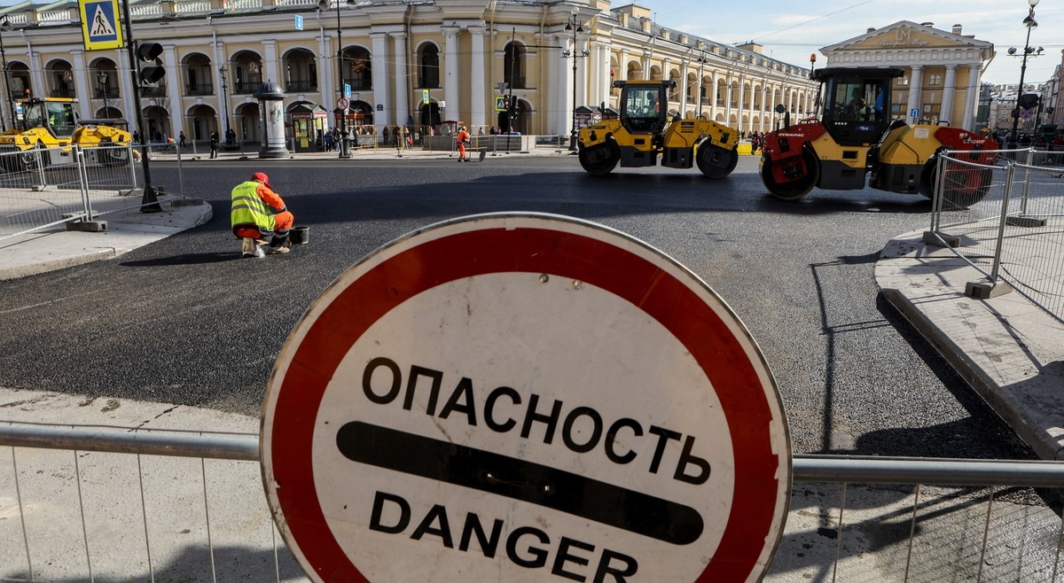    Укладка свежего асфальта на Невском проспекте в Петербурге, архивное фото для иллюстрации. Автор фото: Сергей Коньков / "Деловой Петербург"