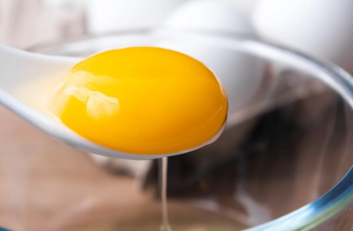 Яичные желтки - рекордсмен по содержанию витамина B4