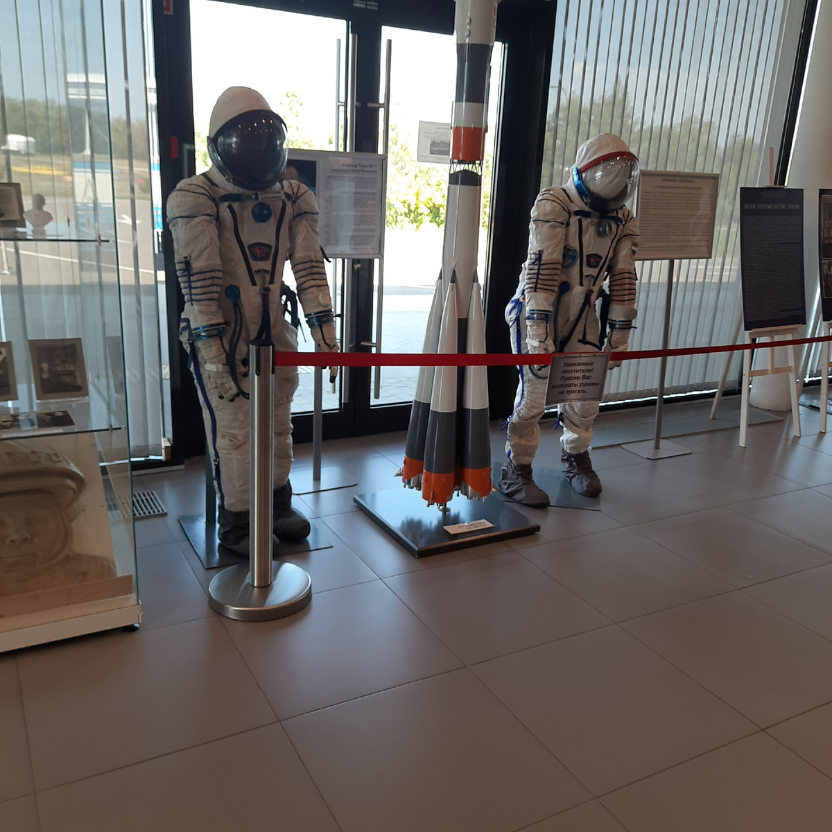 Административное здание. С кондиционером. Туалет. Кафе. Сувенирные лавки. Немного истории. Очень чисто.